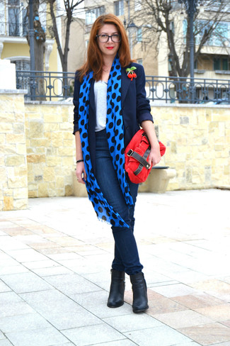 С чем носить темно-синий шарф в горошек женщине: Сочетание темно-синего пиджака и темно-синего шарфа в горошек - очень практично, и поэтому идеально для создания повседневного образа. Пара черных кожаных ботильонов свяжет лук воедино.