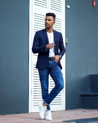Какие низкие кеды носить с темно-сине-белым пиджаком в 30 лет мужчине лето: Темно-сине-белый пиджак и темно-синие рваные джинсы великолепно впишутся в мужской ансамбль в непринужденном стиле. В паре с этим образом выгодно смотрятся низкие кеды. Пережить мучительную июльскую жару намного проще, когда ты одет вот так.