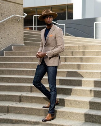 С чем носить светло-коричневый шерстяной пиджак в 30 лет мужчине осень: Светло-коричневый шерстяной пиджак и темно-синие джинсы — обязательные вещи в арсенале джентльменов с чувством стиля. Любители необычных луков могут закончить образ коричневыми кожаными ботинками челси, тем самым добавив в него толику изысканности. Это стильный лук, который отлично подойдет для переменчивой осенней погоды.
