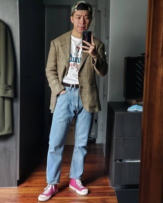 С чем носить ярко-розовые кеды в 30 лет мужчине: Если ты любишь одеваться стильно, и при этом чувствовать себя комфортно и нескованно, тебе стоит опробировать это сочетание коричневого пиджака в шотландскую клетку и голубых джинсов. Ярко-розовые кеды помогут сделать ансамбль менее формальным.