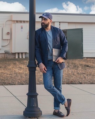 Какие пиджаки носить с темно-синими джинсами мужчине в стиле кэжуал: Если ты из той категории джентльменов, которые разбираются в моде, тебе подойдет образ из пиджака и темно-синих джинсов. Почему бы не привнести в этот образ немного небрежности с помощью черных кожаных мокасин?