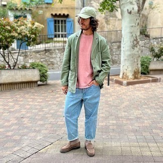 Какие джинсы носить с зеленым пиджаком в 30 лет мужчине: Зеленый пиджак в паре с джинсами — замечательный пример привлекательного офисного стиля для мужчин. Хочешь привнести в этот образ немного строгости? Тогда в качестве обуви к этому луку, стоит выбрать коричневые замшевые лоферы.