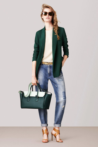 С чем носить темно-зеленую кожаную сумку-саквояж в 30 лет лето: Если в одежде ты ценишь удобство и функциональность, темно-зеленый пиджак и темно-зеленая кожаная сумка-саквояж — прекрасный выбор для расслабленного наряда на каждый день. В этот лук не составит труда интегрировать пару светло-коричневых кожаных босоножек на каблуке. Подобный образ смотрится модно и по-летнему.