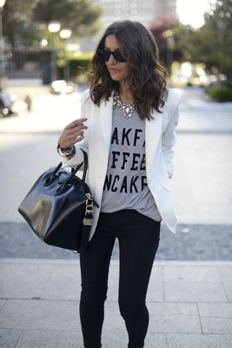 Модный лук: белый пиджак, серая футболка с круглым вырезом с принтом, черные джинсы скинни, черная кожаная сумка-саквояж