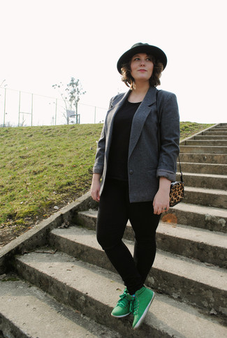 С чем носить темно-серый пиджак женщине: Темно-серый пиджак и черные джинсы скинни — необходимые вещи в арсенале дам с отличным чувством стиля. Такой образ несложно приспособить к повседневным нуждам, если надеть в тандеме с ним зеленые высокие кеды.