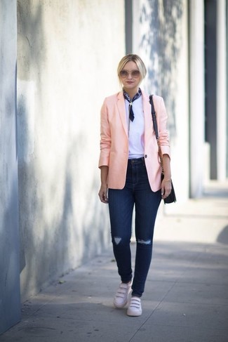 С чем носить розовый пиджак женщине: Дуэт розового пиджака и темно-синих рваных джинсов скинни поможет воплотить в твоем луке современный городской стиль. Весьма органично здесь смотрятся белые кожаные низкие кеды.