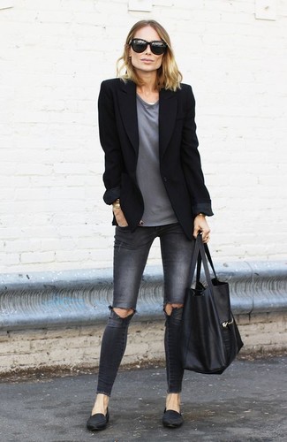 С чем носить черно-белые кожаные лоферы женщине: Черный пиджак будет выглядеть отлично в сочетании с темно-серыми рваными джинсами скинни. Хочешь сделать образ немного строже? Тогда в качестве дополнения к этому образу, стоит выбрать черно-белые кожаные лоферы.