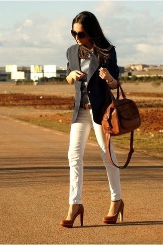 Модный лук: черный пиджак, бело-черная футболка с круглым вырезом в горизонтальную полоску, белые джинсы скинни, табачные кожаные туфли