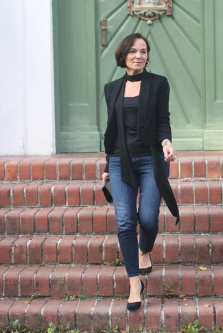 С чем носить черный пиджак женщине: Если превыше всего ты ценишь удобство и практичность, обрати внимание на такое сочетание черного пиджака и темно-синих джинсов скинни. В этот лук очень легко интегрировать черные замшевые туфли.