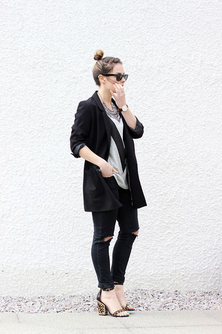 Модный лук: черный пиджак, серая футболка с круглым вырезом с геометрическим рисунком, черные рваные джинсы скинни, светло-коричневые замшевые босоножки на каблуке с леопардовым принтом