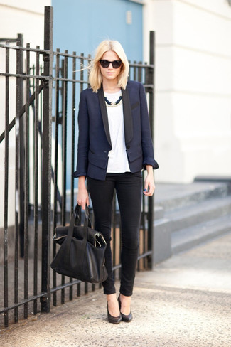 Модный лук: темно-синий пиджак, белая футболка с круглым вырезом, черные джинсы скинни, черные кожаные туфли