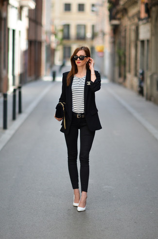 Как носить черный пиджак с черными джинсами скинни: Удобное сочетание черного пиджака и черных джинсов скинни позволит выразить твой индивидуальный стиль и выигрышно выделиться из серой массы. Очень по моде здесь смотрятся белые кожаные туфли.