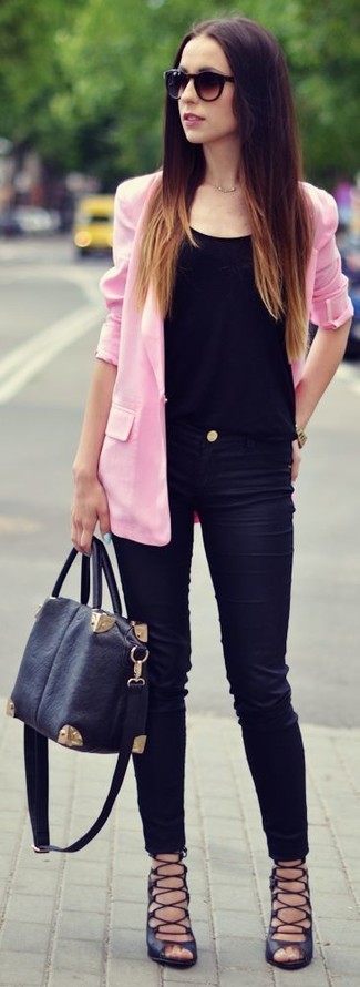 С чем носить ярко-розовый пиджак женщине: Образ из ярко-розового пиджака и черных джинсов скинни поможет выглядеть аккуратно, но при этом подчеркнуть твой индивидуальный стиль. Смелые девчонки завершат ансамбль черными кожаными гладиаторами.
