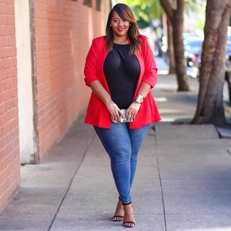 Какие джинсы носить с черными босоножками на каблуке: Образ из красного пиджака и джинсов — хороший пример современного стиля в большом городе. Черные босоножки на каблуке станут превосходным дополнением к твоему наряду.