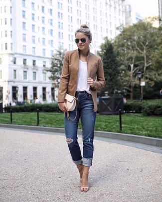 Какие джинсы носить с коричневым пиджаком женщине лето: Коричневый пиджак и джинсы прекрасно вписываются в гардероб самых привередливых красавиц. Вкупе с этим ансамблем органично выглядят бежевые кожаные босоножки на каблуке. Такой образ чудесно подойдет для жаркой погоды.