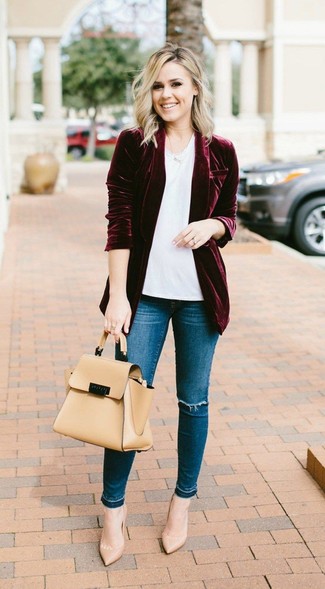 С чем носить сумку-саквояж: Тандем темно-красного бархатного пиджака и сумки-саквояжа - самый простой из возможных образов для активного уикенда. Что касается обуви, светло-коричневые кожаные туфли — самый целесообразный вариант.
