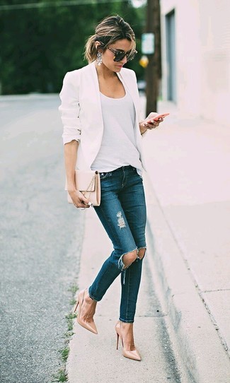 С чем носить белый пиджак в 30 лет женщине в стиле кэжуал: Если ты принадлежишь к той немногочисленной группе девушек, которые каждый день смотрятся безукоризненно стильно, тебе придется по вкусу образ из белого пиджака и темно-синих рваных джинсов скинни. Светло-коричневые кожаные туфли станут великолепным завершением твоего ансамбля.