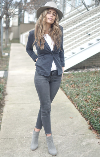 Какие пиджаки носить с темно-серыми джинсами скинни в 20 лет: Сочетание пиджака и темно-серых джинсов скинни позволит создать необычный наряд в расслабленном стиле. Пара серых замшевых ботильонов легко интегрируется в этот лук.