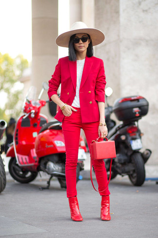 Как носить ботильоны с пиджаком: Пиджак и красные джинсы скинни — необходимые вещи в гардеробе стильной девушки. Весьма кстати здесь смотрятся ботильоны.