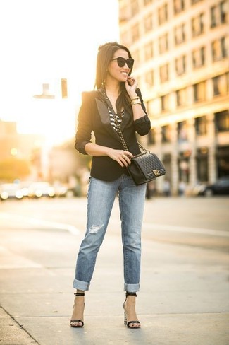 С чем носить черный пиджак женщине лето: Черный пиджак и голубые рваные джинсы скинни — прекрасный ансамбль, если ты ищешь раскованный, но в то же время модный лук. Пара черных кожаных босоножек на каблуке чудесно гармонирует с остальными вещами из ансамбля. Смело заявляем, такое сочетание одежды будет бомбой в жаркий летний день.