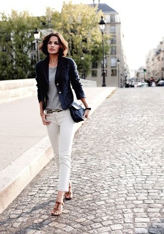 С чем носить белые джинсы женщине: Черный бархатный пиджак в паре с белыми джинсами поможет создать стильный и женственный образ. Если говорить об обуви, коричневые кожаные босоножки на каблуке будут хорошим выбором.