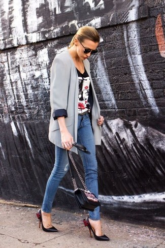 Модный лук: серый шелковый пиджак, черная футболка с круглым вырезом с принтом, синие джинсы скинни, черные кожаные туфли