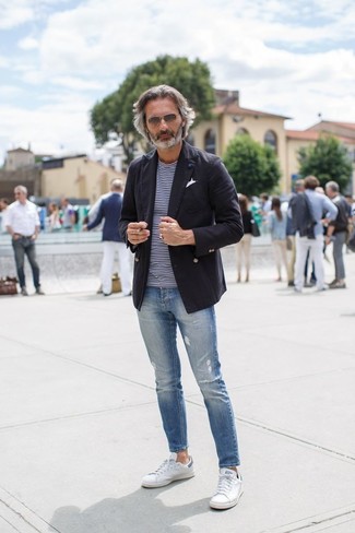 Какие пиджаки носить с темно-синими джинсами за 40 лет мужчине в спортивном стиле: Если в одежде ты ценишь комфорт и функциональность, пиджак и темно-синие джинсы — хороший выбор для модного повседневного мужского ансамбля. Если сочетание несочетаемого импонирует тебе не меньше, чем безвременная классика, закончи этот лук белыми низкими кедами.