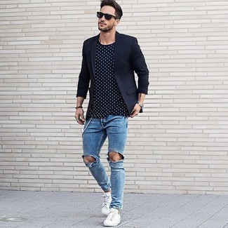 Какие низкие кеды носить с темно-сине-белым пиджаком в 30 лет мужчине в спортивном стиле: Сочетание темно-сине-белого пиджака и синих рваных зауженных джинсов - очень практично, и поэтому идеально для повседневой носки. Любишь незаезженные сочетания? Заверши лук низкими кедами.