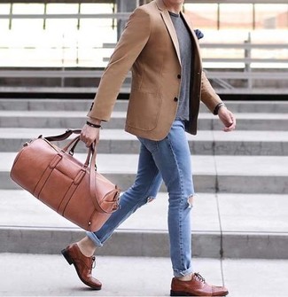 С чем носить светло-коричневый пиджак в 20 лет мужчине: Если в одежде ты ценишь комфорт и практичность, светло-коричневый пиджак и голубые рваные зауженные джинсы — великолепный вариант для расслабленного мужского образа на каждый день. Боишься выглядеть слишком небрежно? Дополни этот лук коричневыми кожаными оксфордами.