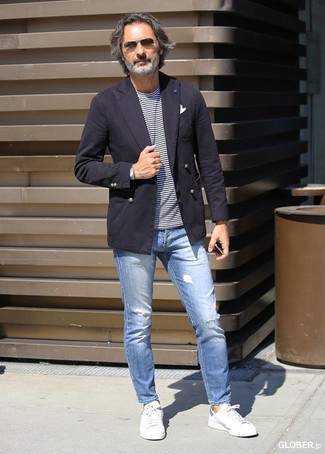 Модный лук: темно-коричневый хлопковый пиджак, бело-темно-синяя футболка с круглым вырезом в горизонтальную полоску, голубые рваные зауженные джинсы, белые кожаные низкие кеды