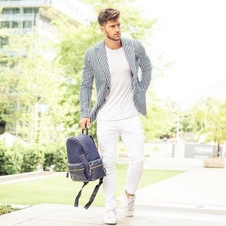 С чем носить темно-синий кожаный рюкзак мужчине: Если в одежде ты ценишь удобство и функциональность, бело-черный пиджак в вертикальную полоску и темно-синий кожаный рюкзак — замечательный вариант для привлекательного мужского образа на каждый день. Любители модных экспериментов могут завершить лук белыми кожаными низкими кедами, тем самым добавив в него чуточку строгости.