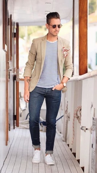 Модный лук: светло-коричневый пиджак, бело-синяя футболка с круглым вырезом в горизонтальную полоску, темно-синие зауженные джинсы, белые низкие кеды