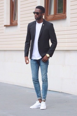 С чем носить серый пиджак мужчине в стиле кэжуал: Серый пиджак в сочетании с голубыми зауженными джинсами поможет подчеркнуть твой индивидуальный стиль и выгодно выделиться из серой массы. Что до обуви, белые низкие кеды из плотной ткани — наиболее уместный вариант.