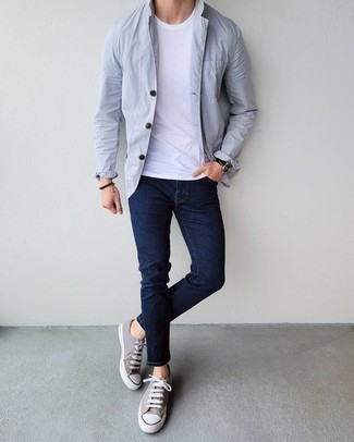 Какие зауженные джинсы носить с серым пиджаком в 30 лет мужчине в теплую погоду в стиле кэжуал: Если ты любишь выглядеть стильно, и при этом чувствовать себя комфортно и расслабленно, опробируй это сочетание серого пиджака и зауженных джинсов. В сочетании с этим луком наиболее удачно выглядят серые низкие кеды из плотной ткани.