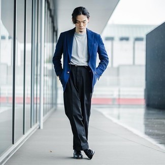 С чем носить темно-синий пиджак мужчине: Комбо из темно-синего пиджака и черных классических брюк поможет примерить на себя элегантный стиль. Темно-синие кожаные лоферы — идеальный вариант, чтобы дополнить образ.