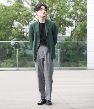 С чем носить темно-зеленый пиджак мужчине: Ты будешь выглядеть безукоризненно в темно-зеленом пиджаке и серых классических брюках. В тандеме с этим образом наиболее выгодно выглядят черные кожаные лоферы.