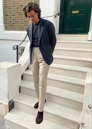 Какие пиджаки носить с темно-коричневыми лоферами в 30 лет мужчине в стиле смарт-кэжуал: Пиджак в паре с бежевыми классическими брюками — отличный пример делового городского стиля. В сочетании с этим луком наиболее уместно будут выглядеть темно-коричневые лоферы.