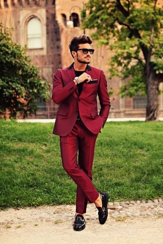 С чем носить темно-красные классические брюки мужчине в теплую погоду в стиле смарт-кэжуал: Сочетание темно-красного пиджака и темно-красных классических брюк позволит создать выразительный мужской лук. Что до обуви, черные кожаные лоферы с кисточками — самый удачный вариант.