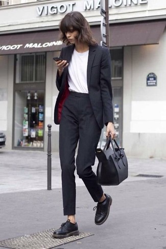 С чем носить черные оксфорды женщине: Черный пиджак в сочетании с черными классическими брюками — отличный пример вольного офисного стиля. Переходя к, можно завершить лук черными оксфордами.