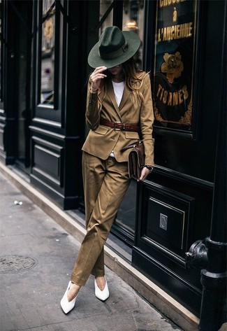 С чем носить темно-зеленую шерстяную шляпу женщине: Если ты делаешь ставку на удобство и практичность, коричневый пиджак и темно-зеленая шерстяная шляпа — замечательный вариант для модного ансамбля на каждый день. Белые кожаные туфли становятся отличным завершением твоего образа.