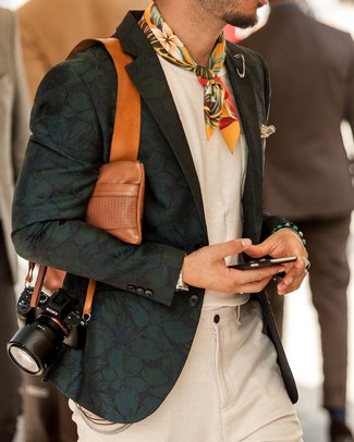 С чем носить пиджак с цветочным принтом мужчине: Сочетание пиджака с цветочным принтом и бежевых льняных классических брюк позволит создать модный и привлекательный образ.