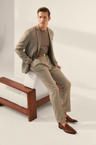 Модный лук: серый пиджак, серая футболка с круглым вырезом, светло-коричневые классические брюки, коричневые кожаные лоферы