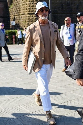 С чем носить белую сумку за 60 лет мужчине: Сочетание светло-коричневого пиджака и белой сумки - очень практично, и поэтому идеально на каждый день. Вкупе с этим луком гармонично выглядят светло-коричневые кроссовки.