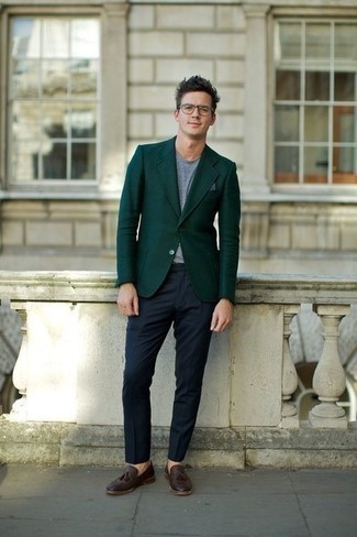 С чем носить темно-зеленый пиджак в 30 лет мужчине в теплую погоду в стиле смарт-кэжуал: Несмотря на то, что это довольно выдержанный лук, тандем темно-зеленого пиджака и темно-синих классических брюк всегда будет выбором стильных мужчин, покоряя при этом сердца дам. Весьма неплохо здесь будут смотреться темно-красные кожаные лоферы с кисточками.