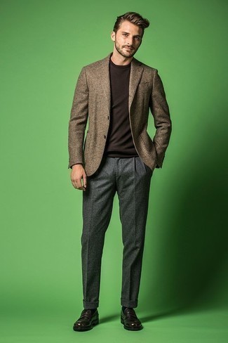 Модный лук: коричневый пиджак с узором "гусиные лапки", темно-коричневая футболка с круглым вырезом, серые шерстяные классические брюки, темно-коричневые кожаные лоферы