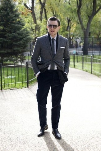 С чем носить серый пиджак мужчине: Серый пиджак в паре с темно-синими классическими брюками — замечательный пример делового городского стиля. Черные кожаные лоферы органично дополнят этот ансамбль.