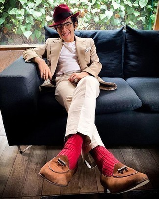 С чем носить красную шерстяную шляпу мужчине в теплую погоду в стиле смарт-кэжуал: Сочетание светло-коричневого пиджака и красной шерстяной шляпы - очень практично, и поэтому чудесно подойдет для повседневой носки. Закончив образ коричневыми замшевыми лоферами, ты привнесешь в него классическую нотку.