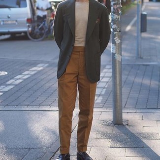 Как носить классические брюки с пиджаком мужчине в стиле смарт-кэжуал: Пиджак в паре с классическими брюками поможет создать стильный и привлекательный лук. Вместе с этим луком выгодно будут выглядеть темно-коричневые кожаные лоферы.