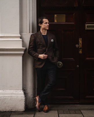 Как носить пиджак с лоферами мужчине в стиле смарт-кэжуал: Пиджак в паре с черными классическими брюками позволит создать стильный и мужественный образ. Лоферы станут превосходным завершением твоего ансамбля.