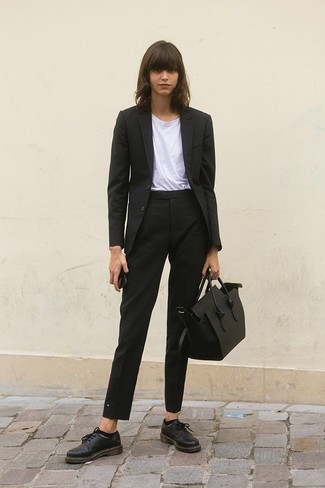 С чем носить черные кожаные оксфорды в 30 лет женщине: Черный пиджак в вертикальную полоску в паре с черными классическими брюками в вертикальную полоску позволит выразить твой индивидуальный стиль и выделиться из толпы. Вкупе с этим луком чудесно выглядят черные кожаные оксфорды.